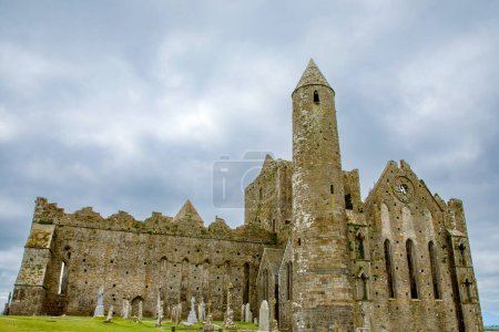 Téléchargez les photos : Le Rocher de Cashel. Irish Cashel of the Kings and St. Patricks Rock, un site historique situé à Cashel, dans le comté de Tipperary. Irlande. - en image libre de droit