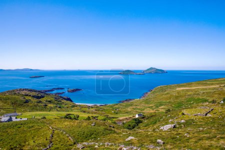 Foto de Paisaje de playa, colinas y océano atlántico de hermoso Anillo de Kerry, Irlanda. Destino turístico para muchos turistas
. - Imagen libre de derechos