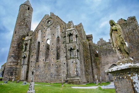 Téléchargez les photos : Le Rocher de Cashel. Irish Cashel of the Kings and St. Patricks Rock, un site historique situé à Cashel, dans le comté de Tipperary. Irlande. - en image libre de droit