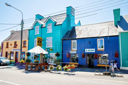 Téléchargez les photos : EYERIES, IRLANDE - 14 JUILLET 2019 : Maisons colorées à Eyeries, petite ville sur le Ring of Kerry, célèbre chemin de l'Atlantique en Irlande - en image libre de droit