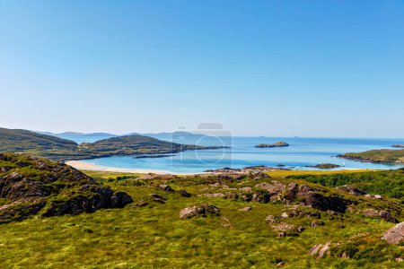 Téléchargez les photos : Paysage de la plage, des collines et de l'océan Atlantique du bel Anneau de Kerry, Irlande. Destination de voyage pour de nombreux touristes
. - en image libre de droit
