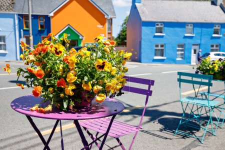 Téléchargez les photos : Maisons colorées à Eyeries, petite ville sur le Ring of Kerry, célèbre chemin Atlantique en Irlande - en image libre de droit