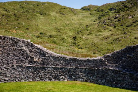 Téléchargez les photos : Staigue Fort on the Wild Atlantic Way coastal route, County Kerry, Ireland. Cathair na Steige. - en image libre de droit