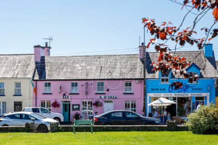Foto de EYERIES, IRLANDA - 14 de julio de 2019: Casas coloridas en Eyeries, pequeña ciudad en Ring of Kerry, famosa vía atlántica en Irlanda - Imagen libre de derechos