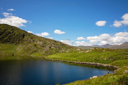 Foto de Paisaje de Ladys vista, Parque Nacional Killarney en Irlanda. The famous Ladies View, Ring of Kerry, uno de los mejores panoramas de Irlanda - Imagen libre de derechos