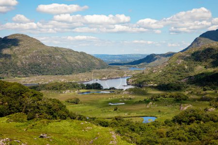 Téléchargez les photos : Paysage de Ladys vue, parc national de Killarney en Irlande. The famous Ladies View, Ring of Kerry, l'un des meilleurs panoramas d'Irlande - en image libre de droit