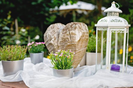 Téléchargez les photos : Wedding or birthday decoration for outdoor weddings in restaurant, outside - en image libre de droit