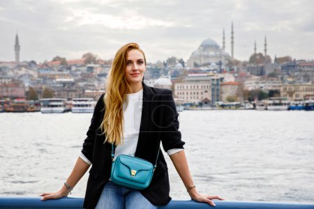 Téléchargez les photos : Woman travel in Istanbul near Hagia Sophia famous islamic Landmark mosque, Travel to Istanbul, Turkey background - en image libre de droit
