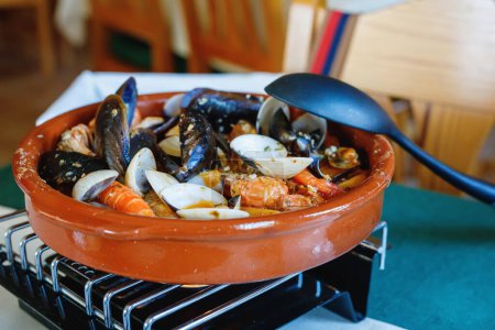 Foto de Zarzuela tradicional española de mariscos - filetes de pescado estofado, moluscos de mar y crustáceos en salsa espesa. - Imagen libre de derechos