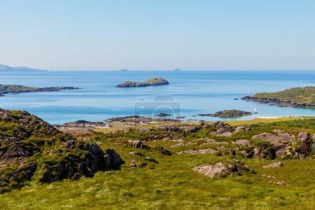 Foto de Paisaje de playa, colinas y océano atlántico de hermoso Anillo de Kerry, Irlanda. Destino turístico para muchos turistas
. - Imagen libre de derechos