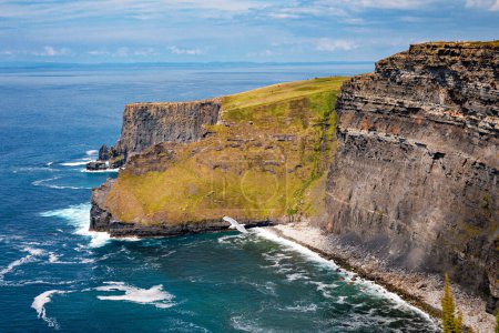 Foto de Los espectaculares acantilados de Moher son acantilados marinos situados en el extremo suroeste de la región de Burren, en el condado de Clare, Irlanda. Camino costero Atlántico
. - Imagen libre de derechos