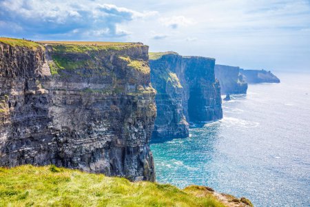 Foto de Los espectaculares acantilados de Moher son acantilados marinos situados en el extremo suroeste de la región de Burren, en el condado de Clare, Irlanda. Camino costero Atlántico
. - Imagen libre de derechos