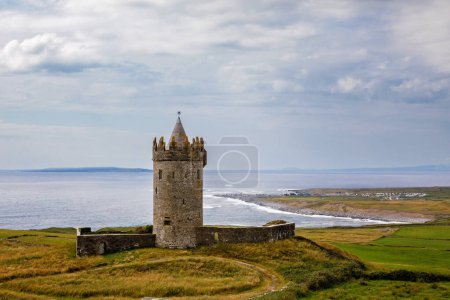 Téléchargez les photos : Doonagore Castle Irland. Beautiful old castle on Wild Atlantic Way. Irish landcape - en image libre de droit