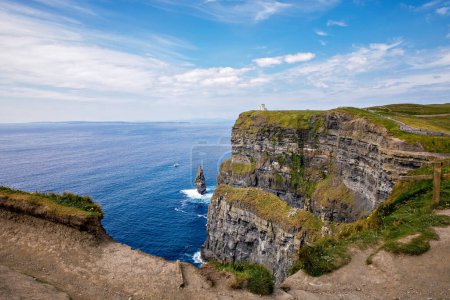 Téléchargez les photos : Les falaises spectaculaires de Moher sont des falaises marines situées à l'extrémité sud-ouest de la région de Burren dans le comté de Clare, en Irlande. Wild Atlantic way
. - en image libre de droit