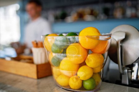 Foto de Limones frescos y limas para preparar cócteles en una cafetería o bar de verano - Imagen libre de derechos