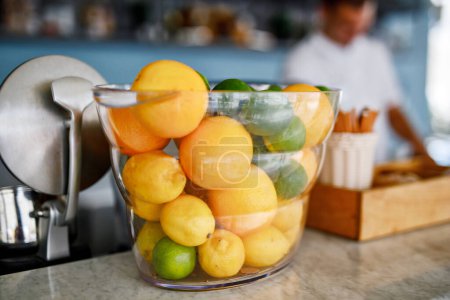 Foto de Limones frescos y limas para preparar cócteles en una cafetería o bar de verano - Imagen libre de derechos