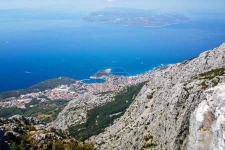 Téléchargez les photos : Belle vue sur le paysage sur la Riviera de Makarska en Croatie par une journée ensoleillée d'été - en image libre de droit