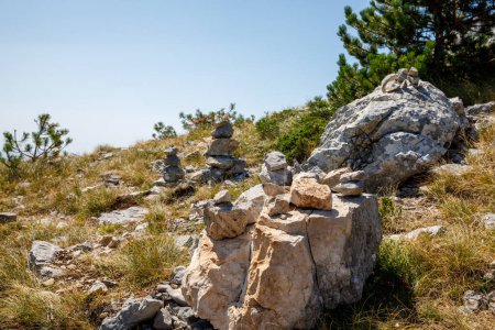 Téléchargez les photos : Montagne Biokovo, un paysage karstique avec pinèdes et de la terre battue situé derrière la côte dalmate de la mer Adriatique, la Riviera de Makarska en Croatie - en image libre de droit