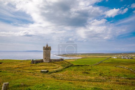 Foto de Castillo de Doonagore Irland. Hermoso castillo viejo en la ruta costera del Atlántico. Paisaje terrestre irlandés - Imagen libre de derechos