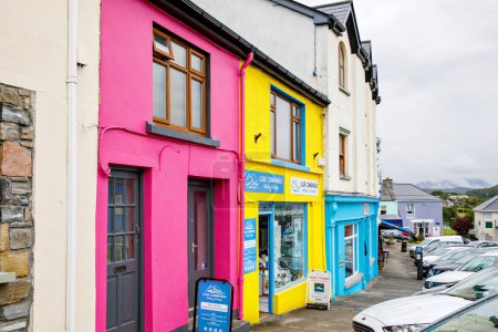 Téléchargez les photos : CLIFDEN, IRLANDE - 16 Juillet, 2019 : Des rues impressionnantes et colorées de Clifden, Connemara, Irlande. Maisons colorées, portes, pubs, fenêtres avec des fleurs - en image libre de droit