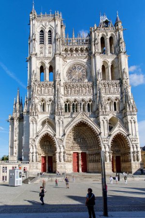 Photo for Amiens, France - August 20, 2022: Amiens Cathedral with unidentified people.The cathedral is the seat of the Bishop of Amiens and is listed as a UNESCO World Heritage Site. - Royalty Free Image
