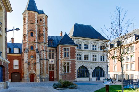 Foto de Amiens, Francia - 20 de agosto de 2022: Calles de ciudad con edificios antiguos. Edificio típico, vista exterior, ciudad de Amiens, departamento de Somme, Francia. - Imagen libre de derechos