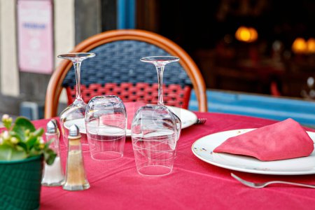 Téléchargez les photos : Verres vides au restaurant - Table à manger en plein air en France - en image libre de droit