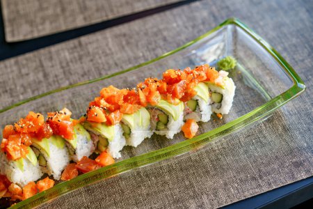 Téléchargez les photos : Sushi Philadelphie au saumon, anguille fumée, concombre, avocat, fromage à la crème, caviar rouge. Menu sushi. Nourriture japonaise - en image libre de droit