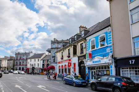 Téléchargez les photos : KILKENNY, IRLANDE - 12 JUILLET 2019 : Centre d'une petite ville dans la province du Leinster avec différents bars et pubs. C'est une destination touristique populaire. - en image libre de droit
