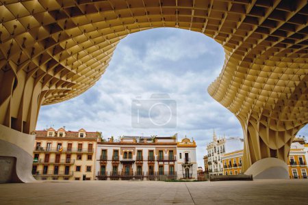 Foto de Metropol Parasol estructura de madera situada en el casco antiguo de Sevilla, España. Lugar vacío sin gente - Imagen libre de derechos