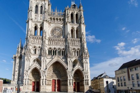 Foto de Amiens, Francia - 20 de agosto de 2022: Catedral de Amiens con personas no identificadas.La catedral es la sede del Obispo de Amiens y está catalogada como Patrimonio de la Humanidad por la UNESCO.. - Imagen libre de derechos