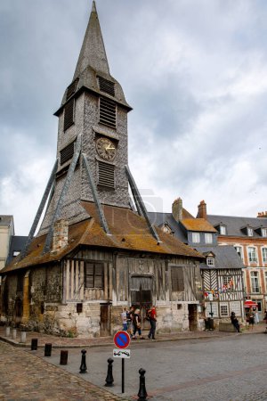 Téléchargez les photos : HONFLEUR, FRANCE - 23 août 2022 : Vue de la ville pittoresque de Honfleur vieilles rues et maisons - en image libre de droit