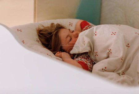 Foto de Linda niña preescolar durmiendo en la cama. Adorable niño preescolar soñando, sueño saludable de los niños durante el día. El sueño profundo del niño pequeño. Niños descansando - Imagen libre de derechos
