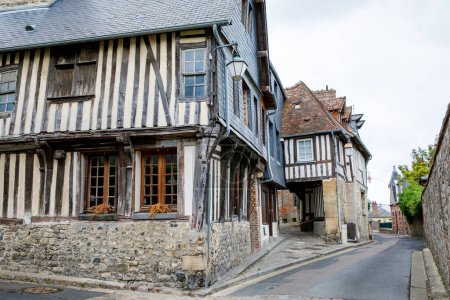 Téléchargez les photos : Proche des maisons de la vieille ville .centre à Honfleur, Normandie, France - en image libre de droit