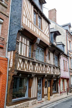 Téléchargez les photos : HONFLEUR, FRANCE - 23 août 2022 : Vue de la ville pittoresque de Honfleur vieilles rues et maisons - en image libre de droit
