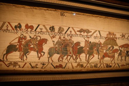 Téléchargez les photos : BAYEUX, FRANCE - 25 AOÛT 2022 Détail de la tapisserie de Bayeux représentant l'invasion normande de l'Angleterre au XIe siècle. - en image libre de droit