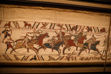 Foto de BAYEUX, FRANCIA - 25 de agosto de 2022 Detalle del tapiz de Bayeux que representa la invasión normanda de Inglaterra en el siglo XI. - Imagen libre de derechos