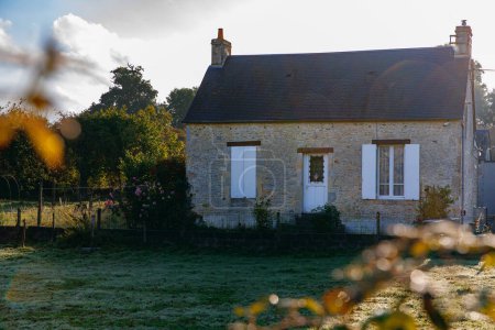 Téléchargez les photos : Village français pittoresque en Normandie pittoresque, mettant en valeur le charme historique et la campagne tranquille, - en image libre de droit