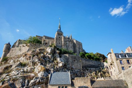 Foto de Panorama de la abadía del Mont Saint Michele en un hermoso día de verano, Francia
. - Imagen libre de derechos