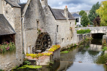 Foto de El molino de agua en el río Aure en la ciudad medieval de Bayeux en la costa de Normandía de Francia - Imagen libre de derechos