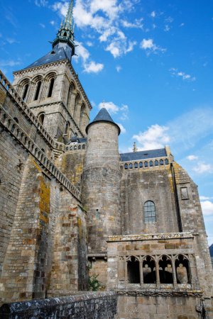 Téléchargez les photos : Une partie de l'abbaye du Mont Saint Michele par une belle journée d'été, France. - en image libre de droit