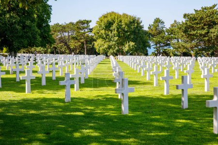 Téléchargez les photos : La beauté solennelle du cimetière américain de Normandie, honorant les braves soldats qui se sont sacrifiés pendant la Seconde Guerre mondiale, évoque le respect et la gratitude. - en image libre de droit