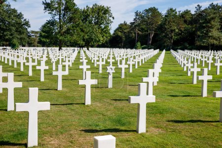 Die feierliche Schönheit des amerikanischen Friedhofs der Normandie, der tapfere Soldaten ehrt, die während des Zweiten Weltkriegs geopfert haben, ruft Ehrfurcht und Dankbarkeit hervor.