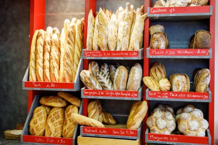 Téléchargez les photos : Une boulangerie normande en France tente avec des pâtisseries fraîches et du pain artisanal, mettant en valeur les saveurs authentiques de la région. - en image libre de droit