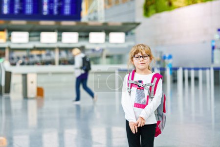 Foto de Pequeña niña preescolar cansada en la terminal del aeropuerto. Lindo niño triste después de vuelo largo con avión - Imagen libre de derechos