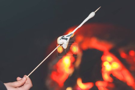 Foto de Marshmellows con imágenes de Halloween sobre fuego. Divertido ocio en vacaciones espeluznantes tradicionales para niños y familias - Imagen libre de derechos