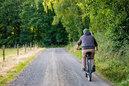 Foto de Bicicleta de montaña en bicicleta en el paisaje del bosque de verano. Hombre de mediana edad activo en bicicleta, deportes y actividades de ocio - Imagen libre de derechos