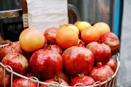 Téléchargez les photos : Grenade fraîche et oranges au Grand Bazar d'Istanbul. Flatlay vue de l'orange, grenade, citron, pamplemousse filtré image. - en image libre de droit