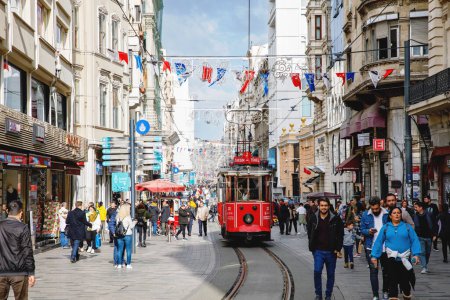 Foto de ISTANBUL, TURQUÍA - 18 DE NOVIEMBRE DE 2022: En la calle Istiklal, una de las calles más concurridas de Estambul, la gente abarrotada se reúne para ir de compras y hacer turismo - Imagen libre de derechos