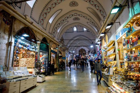 Téléchargez les photos : ISTANBUL, TURQUIE - 18 NOVEMBRE 2022. Intérieur du Grand Bazar à Istanbul. C'est l'un des plus grands et des plus anciens marchés couverts au monde - en image libre de droit